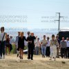 irenTUSCANIA 1 -  
 
 
 
 
TUSCANIA 'a garante dell energia' oggi la presentazione e l'inaugurazione di qualcosa di già presente ! (Il comunicato stampa è di loro produzione)
IREN E EUROPEAN ENERGY INAUGURANO
UN MAXI PARCO FOTOVOLTAICO DA 38,5 MWp A TUSCANIA
L’impianto garantirà una produzione di energia rinnovabile di 58 GWh/anno,
pari al consumo medio di quasi 17 mila famiglie.
Tuscania, 12 luglio 2024 - Un nuovo parco fotovoltaico con una potenza complessiva pari a 38,5 MWp, è stato inaugurato oggi da Gruppo Iren, primaria multiutility italiana, e European Energy, azienda multinazionale danese specializzata in investimenti e sviluppo nel settore delle energie rinnovabili, a Tuscania, in provincia di Viterbo.
All’inaugurazione sono intervenuti il sindaco di Tuscania, Fabio Bartolacci, l’Amministratore Delegato di Iren Energia, Giuseppe Bergesio, e Knud Erik Andersen, CEO e co-fondatore di European Energy.
Il parco è composto da due impianti rispettivamente da 17,28 MWp e 21,21 MWp di potenza che produrrà energia totalmente green, riducendo le emissioni in atmosfera di oltre 42.000 tonnellate di CO2 all’anno.
L’infrastruttura, che si estende su oltre 54 ettari di terreno nella località di Poggio della Ginestra, assicurerà una produzione di 58 GWh all’anno, pari al fabbisogno annuo di oltre 17 mila famiglie. Gli impianti sono composti da un totale di 71.400 pannelli e 9 inverter, così suddivisi: 32 mila pannelli e 4 inverter il primo e 40 mila pannelli e 5 inverter il secondo.
La messa in esercizio del parco segue l’operazione di acquisizione - da parte della società Iren Green Generation, società del Gruppo Iren dedicata allo sviluppo delle rinnovabili - del 51% delle società che ne detengono le autorizzazioni. In collaborazione con European Energy, che detiene il restante 49%, sono stati realizzati i due impianti, per un investimento complessivo di oltre 33 milioni di euro.
Per il Gruppo Iren, il completamento del progetto porta a 210 MWp la potenza elettrica da impianti fotovoltaici installata, che, insieme agli altri impianti di produzione da fonti rinnovabili rappresenta già oggi circa il 50% dell’intera produzione di energia elettrica del Gruppo. Un impegno verso la transizione ecologica coerente con gli obiettivi del Piano Industriale Iren al 2030, recentemente aggiornato, e che prevede di raggiungimento di oltre 2 GW di produzione di energia da fonte rinnovabile in arco piano.
“L’entrata in esercizio di questo parco fotovoltaico conferma il ruolo di leadership di Iren nel percorso di crescita delle rinnovabili – dichiara Giuseppe Bergesio, Amministratore Delegato di Iren Energia – Quello di oggi è un traguardo che conferma la massima attenzione del Gruppo verso la transizione ecologica ed energetica a cui sono dedicati oltre il 70% degli 8,2 miliardi di euro di investimenti previsti dal nostro piano industriale entro il 2030”.
"Per un'azienda come European Energy è importante avere partner affidabili come Iren. Dobbiamo accelerare la transizione green in Italia e il modo migliore per farlo è stabilire collaborazioni con sviluppatori e attori di riferimento nel settore delle utility sul territorio", afferma Knud Erik Andersen, CEO e co-fondatore di European Energy.
(la comunicazione)